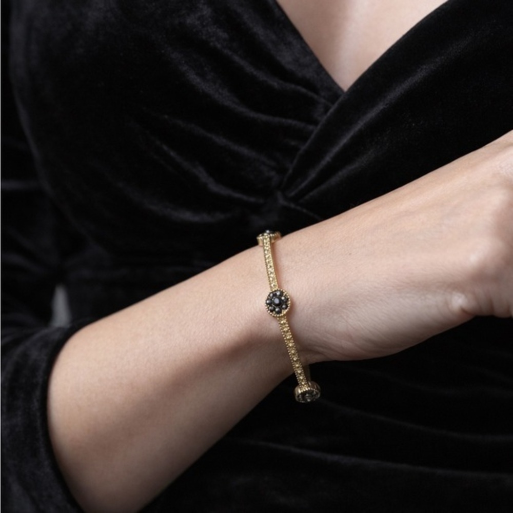 Textured pattern gold tone bracelet w/gunmetal crystals, floral pattern circles🩶